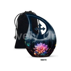 Urne adulte de crémation de thème de fleurs de larme en aluminium noir pour des cendres humaines avec le sac libre de velours - Product Image 1