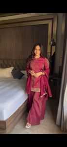 Costume Sharara rouge de boutique indienne avec des reflets dorés ethniques pour une fête de mariage exclusive Vêtements traditionnels pour femmes les plus vendues - Product Image 2