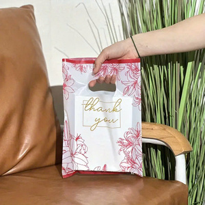 Sac à provisions en plastique PE à poignée découpée avec logo personnalisé pour un emballage robuste - Product Image 1