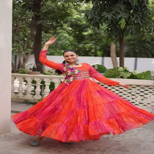 Dernière fausse georgette exclusive avec impression Leheriya et Bandhani avec fabricant de robe patch Kutchi d'Inde - Product Image 1