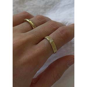 Anillo de Diamantes Acanalado Solis Clásico Pequeño - Product Image 5