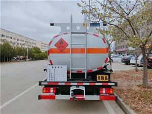 Camion-citerne à carburant d'occasion 4x2 de 6000 L de capacité à vendre au Japon à bon prix - Product Image 3