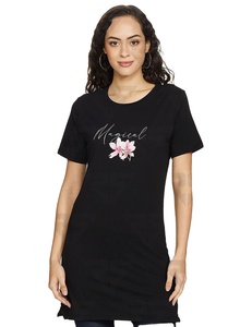 T-shirt long en coton coupe décontractée pour femmes OEM T-shirts à col en V imprimés et brodés avec logo personnalisé pour femmes - Product Image 1