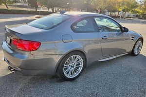 BMW M3 Coupé Turbo R15 2024 Usado, Cuero Oscuro, Estilo Motorsport, Alto Rendimiento, Enfoque en el Conductor, Icono del Rendimiento, en Venta - Product Image 3