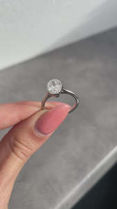 Bague de fiançailles en diamant de laboratoire de luxe de forme ovale personnalisée avec sertissage de lunette en or massif 14 carats 18 ct pour elle au taux de vrac - Product Image 3