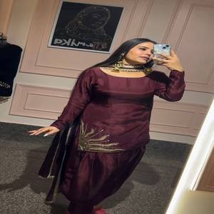 ชุดซอลวาร์ผ้าไหมเครปธรรมชาติดีไซน์เนอร์สำหรับผู้หญิงประดับด้วยลูกปัดและโมติทำด้วยมือและดูเพ็ท - Product Image 2