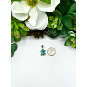 Colgante de Turquesa Kingman y Plata de Ley, Hecho en Navajo con Tecnología de Engaste Experto - Product Image 2