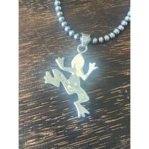 Pendentif grenouille Julius Burbank multi-pierres et argent sterling serti clos, plaqué or rose et rhodium, motif chiffres - Product Image 5