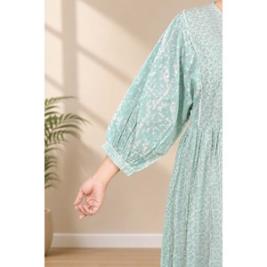 Robe mi-longue à bretelles Gulistaan Roshanara en vert sauge à fleurs pour femmes - Product Image 3