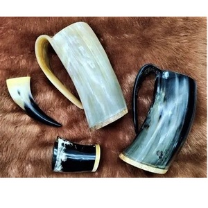 Jarra de cerveza de cuerno natural tallada en tazas de cuerno de buey real Recipiente para beber de cuerno natural grande de estilo vikingo disponible - Product Image 1