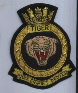 Insignia de corona bordada a mano con hilo metálico en forma de corona sobre fondo verde, la más vendida para gorras y accesorios de uniforme. - Product Image 3