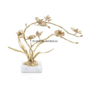 Escultura de diseño floral hecha de metal chapado en oro decorativo para dormitorio de hogar y hotel con base de mármol blanco a un precio impresionante - Product Image 1