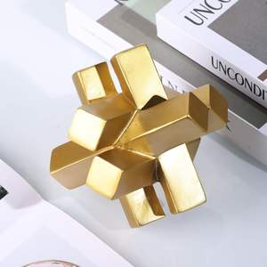 Décorez votre intérieur avec cette statue moderne en or en forme de nœud, un mélange élégant de minimalisme et d'art abstrait. - Product Image 3