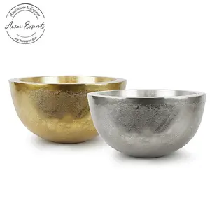 Низкая цена набор ручной работы из 2 больших алюминиевых чашек с шероховатой текстурой золотой и серебряной отделкой используется для демонстрационного декора столешницы