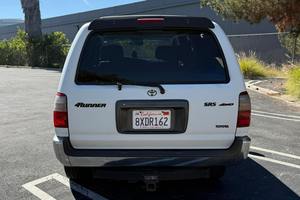 Toyota 4Runner SR5 4x4 usada, limpia, año 2000 - Product Image 2