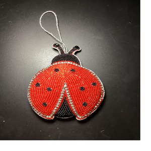 Adornos navideños bordados a mano Zardozi con cuentas en forma de insecto rojo hechos a medida para colgar en el árbol de Navidad - Product Image 1