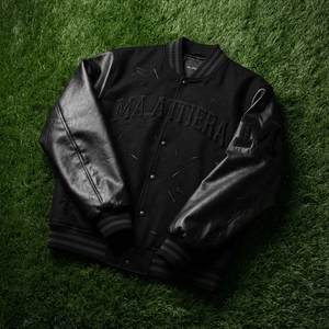 Chaqueta de hombre negra de lana con mangas de cuero y botones a presión, cuello y puños con ribetes, paneles en contraste, estilo casual y urbano, ajuste personalizado. - Product Image 6