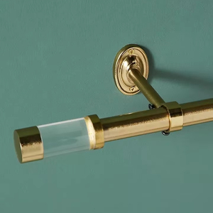 Support de rideau en acrylique fini or antique pour les amateurs de décoration intérieure qui aiment les configurations de rideaux minimalistes et élégantes - Product Image 1