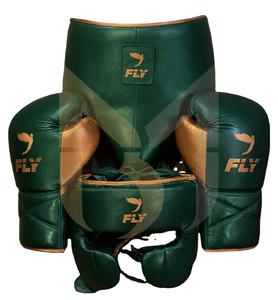 Juego de guantes de boxeo profesionales de cuero Fly, nuevos, y protector de cabeza e inguinal, en verde y dorado, fabricado en Pakistán. - Product Image 1