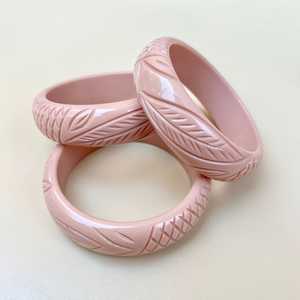 Brazalete de latón y resina de madera multicolor de moda para mujeres y niñas joyería Uso de brazalete de latón de resina - Product Image 4