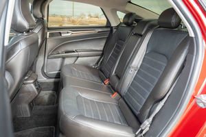 Hyundai Elantra GLS berline 2013, boîte automatique, options de boîte de vitesses manuelle, sièges en cuir, intérieur foncé, roues arrière R16, 4L essence, options électriques - Product Image 2