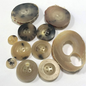 Vente en gros de boutons de chemise naturels à dos plat à 4 trous, boutons en corne personnalisés, décoration en maille pour la couture, techniques de placage durables - Product Image 5