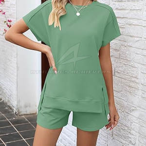 Conjuntos de entrenamiento informales de diseño personalizado para mujer, pantalones cortos y camisa de patrón sólido, precio al por mayor para Primavera/Verano - Product Image 2