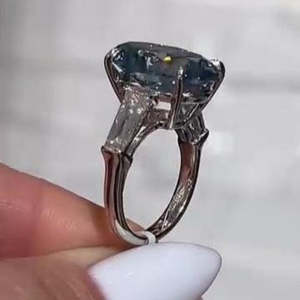Anillo de Diamantes Azules de Laboratorio con Certificación IGI, 8.50ctw, Corte Ovalado, Tres Piedras con Laterales Baguette, Corte Catedral, VVSVS, Efecto Ombre - Product Image 3