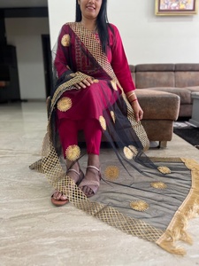 Filet lourd de qualité supérieure Dupatta avec corps brodé zari, fini avec bordure d'un côté et dentelle de l'autre convient à toutes les robes - Product Image 4