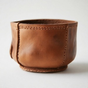 Maceta de cuero de diseño delicado en tamaño miniatura que ofrece textura suave y sofisticación orgánica a pequeñas esquinas verdes - Product Image 4