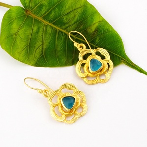 Boucles d'oreilles pendantes en calcédoine bleue en forme de trillion plaqué or avec crochet de texture bijoux de mode - Product Image 2