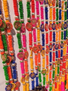 4 pieds de pompons multicolores avec perles Décoration murale Chakri Mirror Work Woolen Tassel Guirlands For All Event Decor - Product Image 2