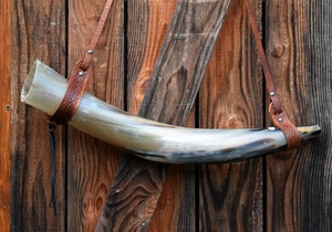 Cuerno Nórdico Pulido Ecológico de Cuerno de Búfalo Natural con Correas de Cuero - Estilo Feng Shui y Religioso - Product Image 4