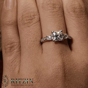 Princesa y diamante de corte redondo solitario con acento anillo de compromiso para mujer - Product Image 5