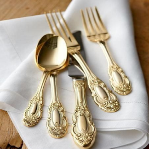 Juego de cubiertos dorados adornados vintage con un intrincado patrón en relieve en las asas. Disponible a precios de mayorista. - Product Image 2