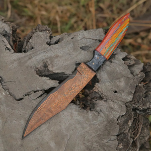 Couteau de chasse en acier damas en cuivre avec manche multicolore Lame de qualité supérieure pour les aventures en plein air Couteaux pleine soie - Product Image 3