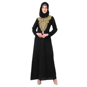 Abaya droite modeste en satin AY-807 avec col brodé main or et cuivre, taille naturelle en satin - Product Image 3