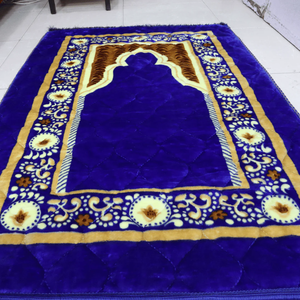 Alfombra de oración islámica de terciopelo suave | Alfombra de oración de diseño elegante para la oración de adoración | Alfombra islámica elegante para la oración diaria - Product Image 3