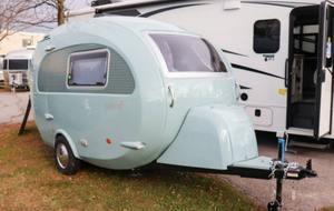 รถบ้านเคลื่อนที่รุ่น Teardrop Steel RV Modern Mini Camper Caravan ปี 2024 NU CAMP BAREFOOT สำหรับ 4 คน กันน้ำ สะดวกสบาย รับน้ำหนักได้ 1650 กก. มาตรฐาน EURO 5 - Product Image 2