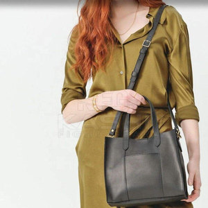 Bolso de Cuero Suave de Gran Capacidad, Clásico y Moderno, para Mujer, Tipo Tote, Bandolera, con Cierre de Cremallera, para el Trabajo, Viajes y Uso Diario - Product Image 4