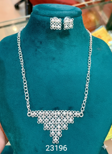 Conjunto de Collar con Colgante Floral Chapado en Oro con Aretes de Botón |   Proveedor Mayorista de Joyería de Imitación India Modelo 23195 - Product Image 2