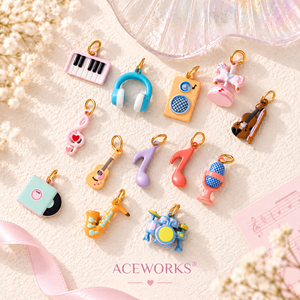 Charmes musicaux pastel |   Pendentifs en acier inoxydable plaqué or PVD 18 carats avec émail, motifs instruments (piano, guitare, batterie), casque et microphone - Product Image 3