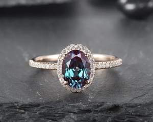 Anillo de compromiso de plata de ley 925 con alejandrita sintética de 1.1 quilates, halo vintage, conjunto nupcial de oro rosa de 14K, hecho a mano, clásico. - Product Image 5