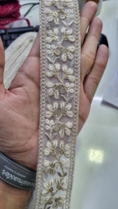 La coupe florale faite sur commande fonctionne dans les rubans brodés par machine de blancs pour des robes de mariage et des vêtements de dames et des buts de revente. - Product Image 6