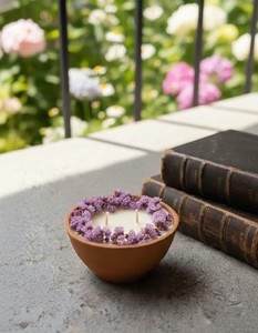 Bougie artisanale traditionnelle en pot d'argile écologique, bougie à fleurs séchées biologiques, disponible au prix de gros de fabrication - Product Image 4