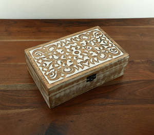 Boîte à bijoux en bois brun artisanale de luxe avec couvercle sculpté blanc symétrique complexe, organisateur de rangement rectangulaire pour ranger - Product Image 3