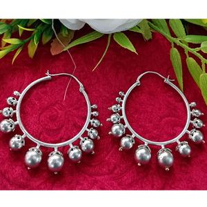Boucles d'oreilles rondes de créateur avec perle et étincelle argentée pour femmes, accessoires de mode pour la fête - Product Image 1