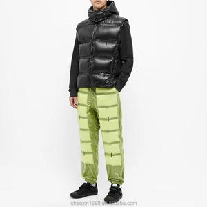 Gilet matelassé rembourré à plusieurs panneaux sans manches et à col rond pour hommes - Product Image 2