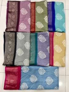 Saris en soie avec motif floral partout avec bordure de tissage contrastée - Product Image 2