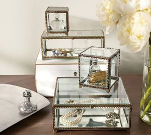 Boîte à bijoux en laiton et en verre exquise avec gravure florale complexe pour un décor vintage unique et un stockage sûr des bijoux - Product Image 6